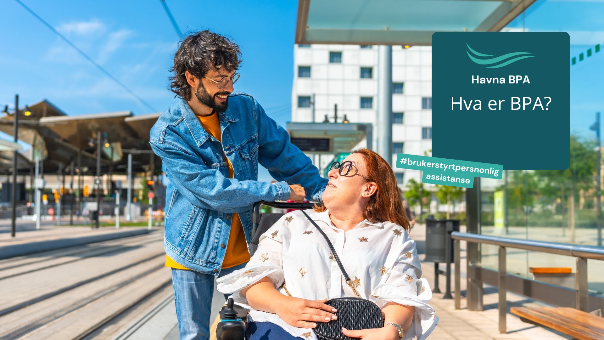 Hva er BPA? Bildet viser en mann i dongerijakke og mørkt hår som ser på en dame som sitter i rullestol. De står på en bussholdeplass, og begge to er blide. Det er tydelig at det er den unge mannen som er BPA for damen.